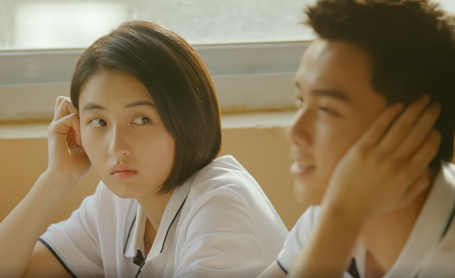 吴磊抱着张子枫拍海报有谁注意他的手是咋放的这是对妹妹的尊重