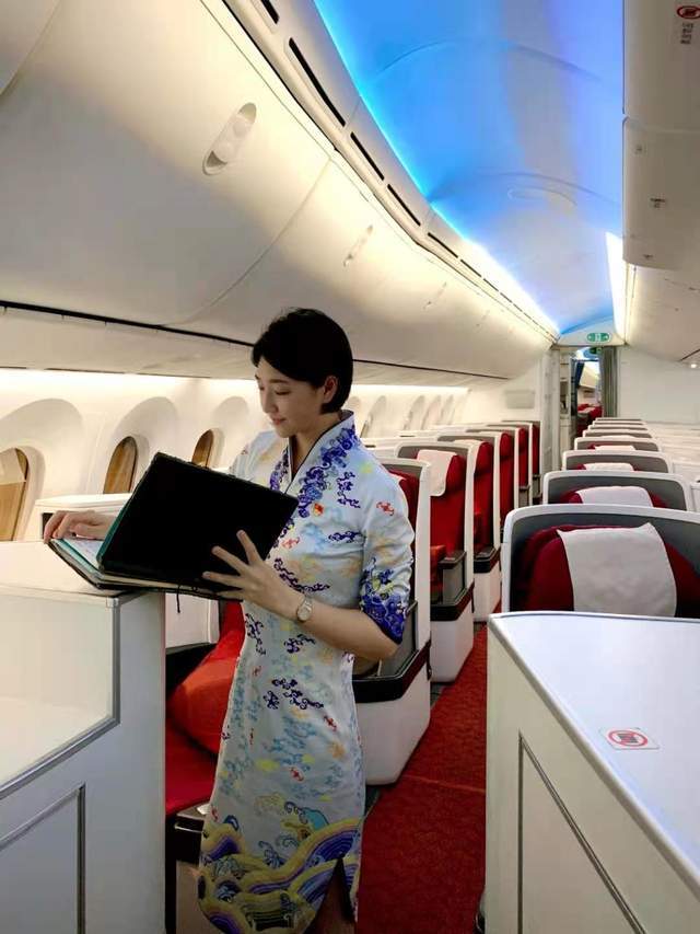 海航空姐温雯:发挥党员先锋模范作用,用真情书写蓝天梦