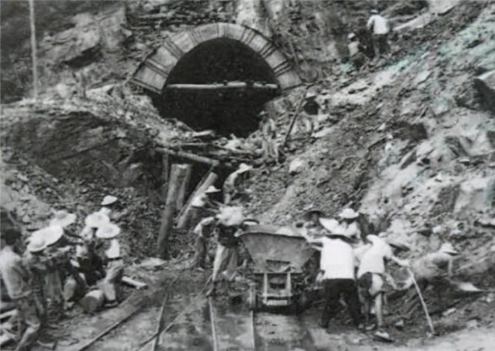 烈士熊汉俊:年仅21岁被水泥封入桥墩,如今列车经过都会鸣笛30秒_腾讯