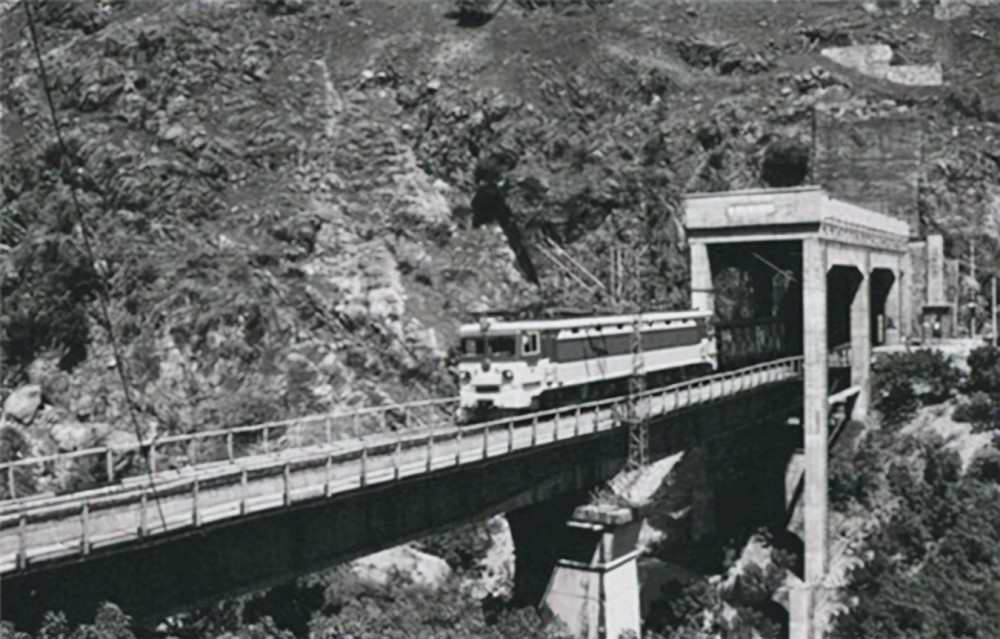 烈士熊汉俊:年仅21岁被水泥封入桥墩,如今列车经过都会鸣笛30秒_腾讯