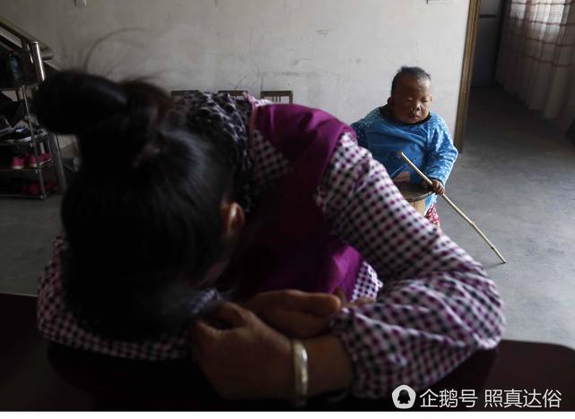 Chu Xiaoping merawat putranya, Wang
