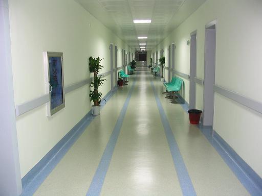 女子生下双胞胎后被告知一个夭折准备埋葬时发现其尸体不见了