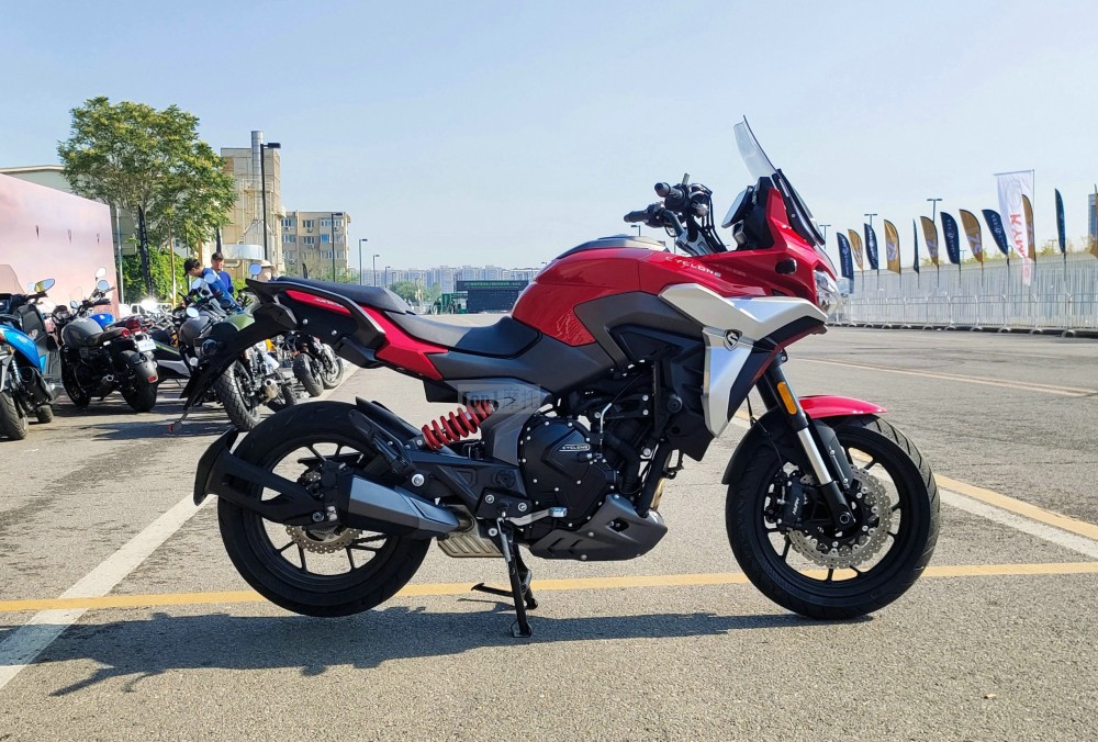 国产最强双缸650赛科龙rx6北京摩展场外实拍简短试驾