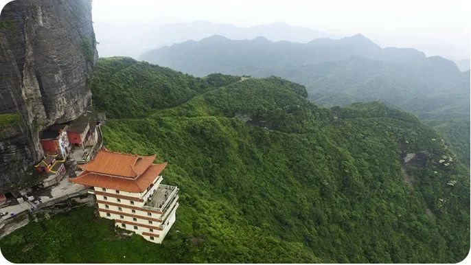 探奇猎胜,纳凉避暑,也可以在这里感受瑞峰寺的宁静和悠久;尧龙山,有