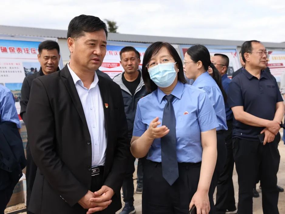 6月2日,赛罕区敕勒川街道八拜村朝天椒种植基地来了客人,专程前来