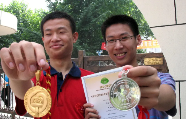 奕个人获得了华罗庚金奖,陈省身金奖,林家翘金奖,许宝騤金奖四个金牌