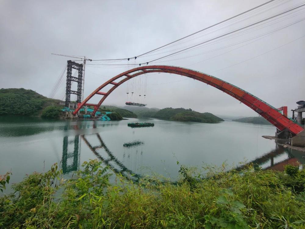 龙琅高速车田江特大桥首段钢格子梁安装成功预计10月份实现全线通车