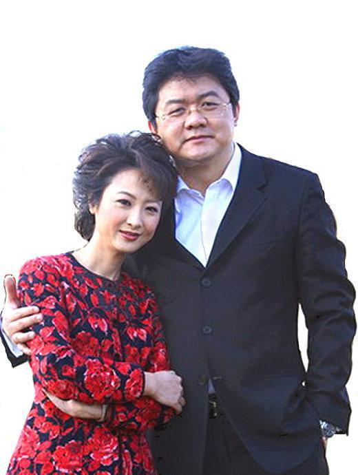 央视名嘴张斌曾与同事偷生娃被妻子当众揭丑后如今过成这样