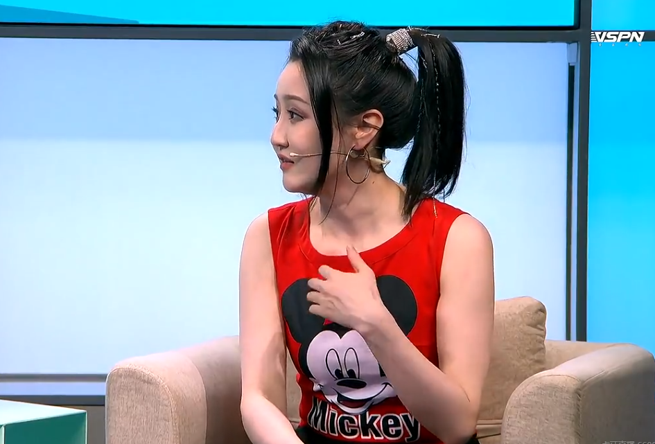 虎妞被迫营业秀美腿,30多岁cos不知火舞,网友:错把灵儿当成宝