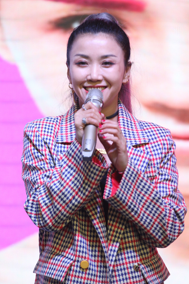 王蓉对自己身材太自信,穿西装玩"下衣失踪",被靴子勒出肉褶子