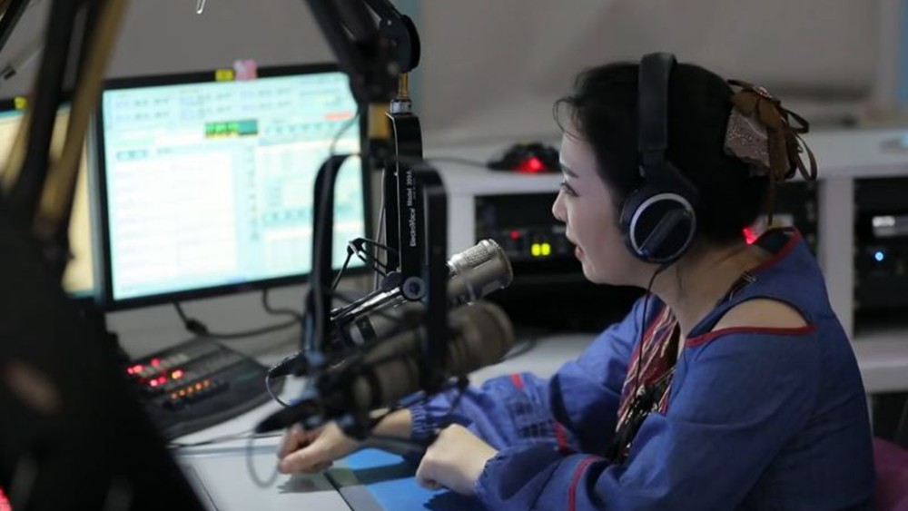 情感主播演戏炒作,卖惨带货赚翻了:中老年人啥也不懂,真好骗