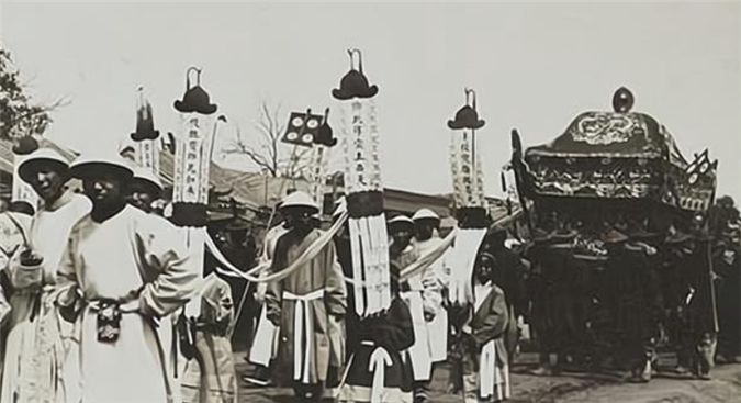 老北京丧礼上的抬棺杠夫三年不开张一开张够吃三年