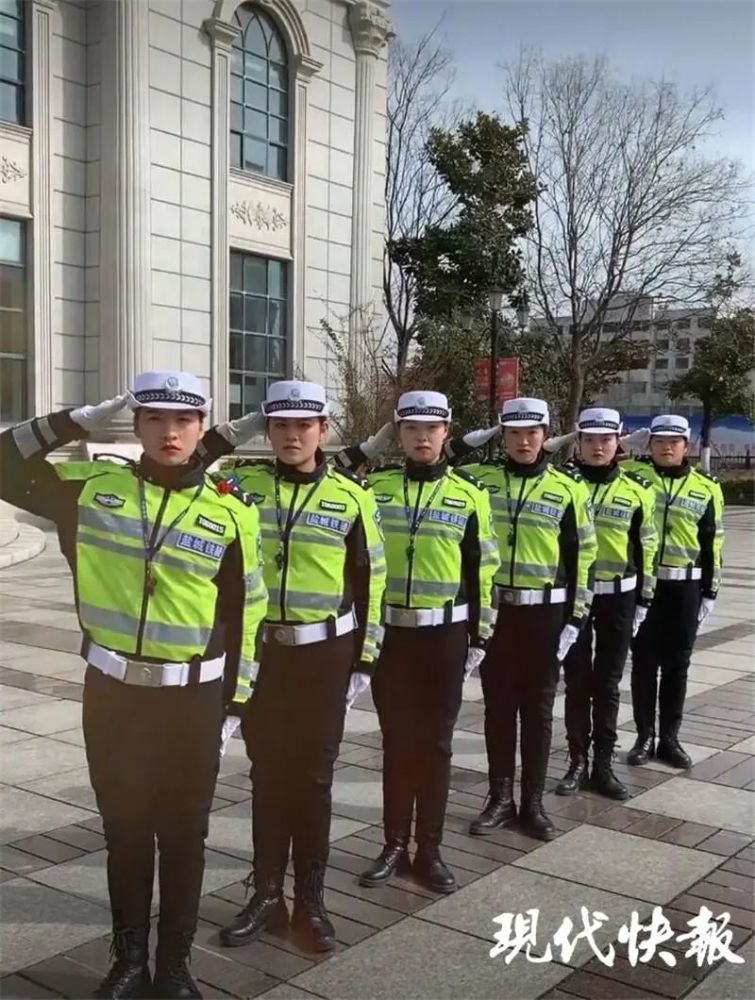 江苏盐城女交警芦雪图片