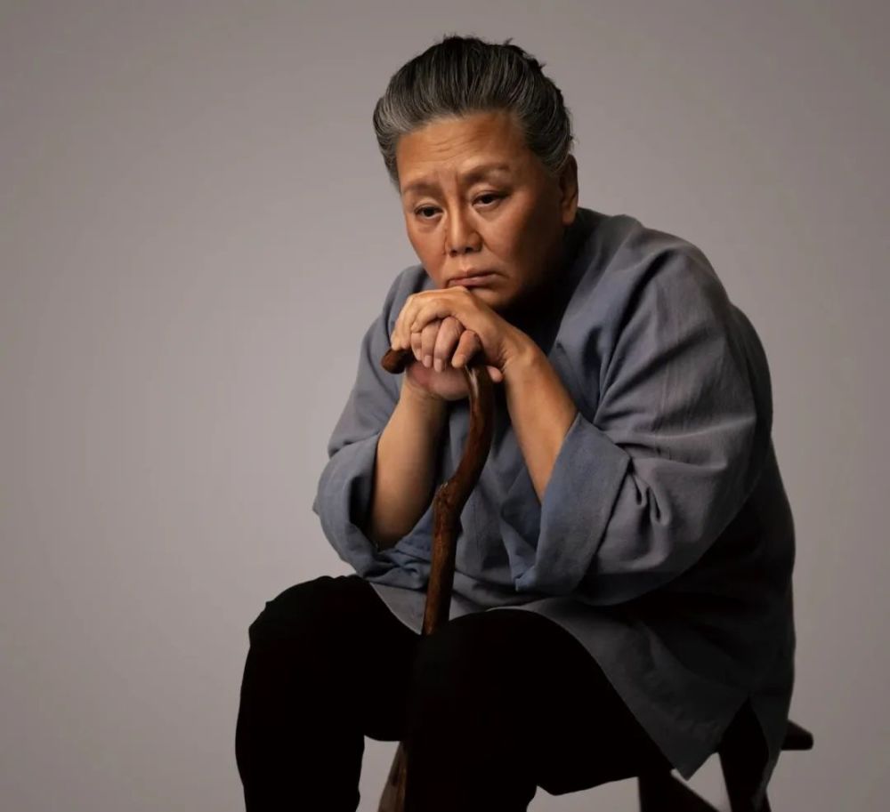 贾雨岚饰奶奶贾雨岚,国家一级演员,毕业于中央戏剧学院表演系80班.