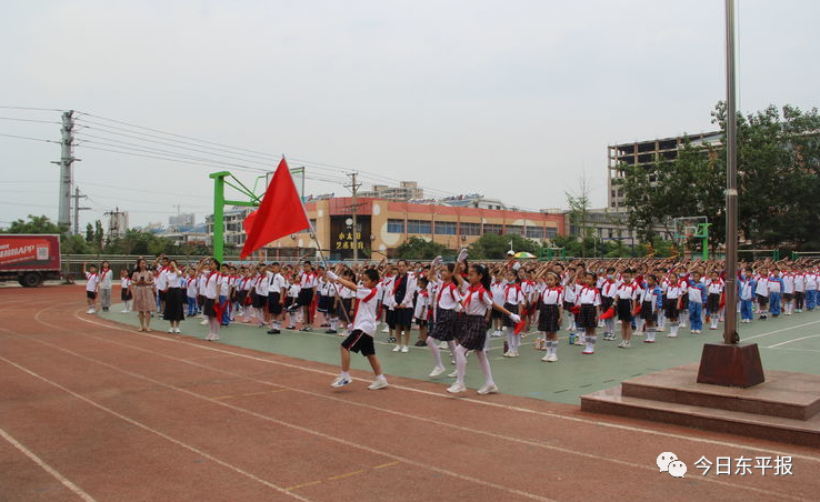 红领巾心向党东平县实验小学少先队新队员入队