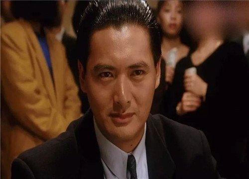 广西农村娃成为世界赌王横扫美国各大赌场领奖时身披国旗