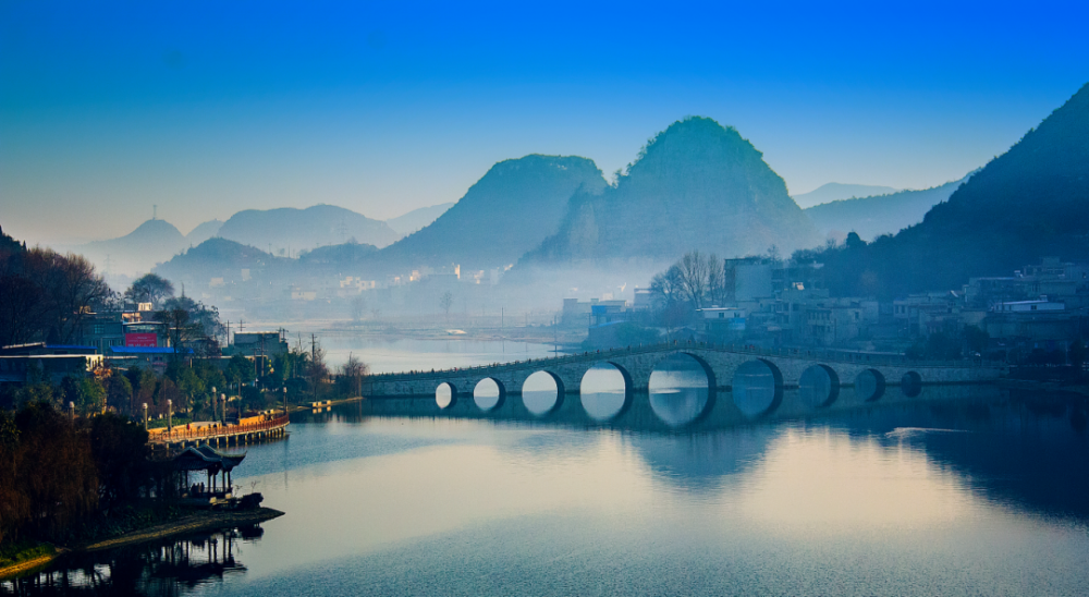 美食1安顺裹卷新浪贵州许钧泰摄安顺裹卷又称杨武裹卷,是贵州省安顺市