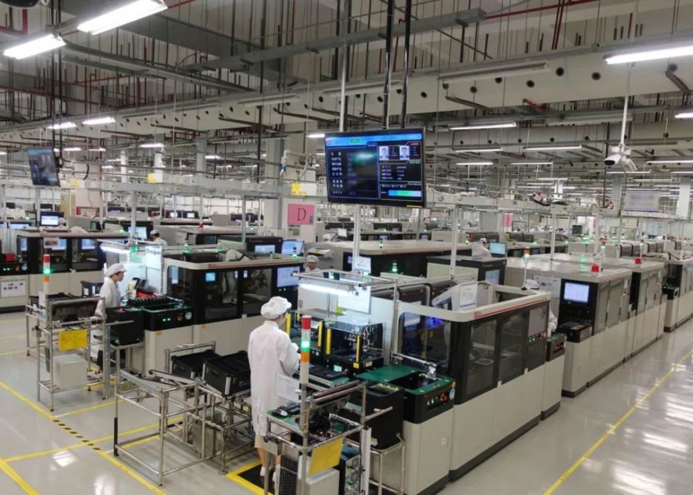 以华为松山湖工厂为例,工厂原有手机生产车间需要布线 9 万米,每条