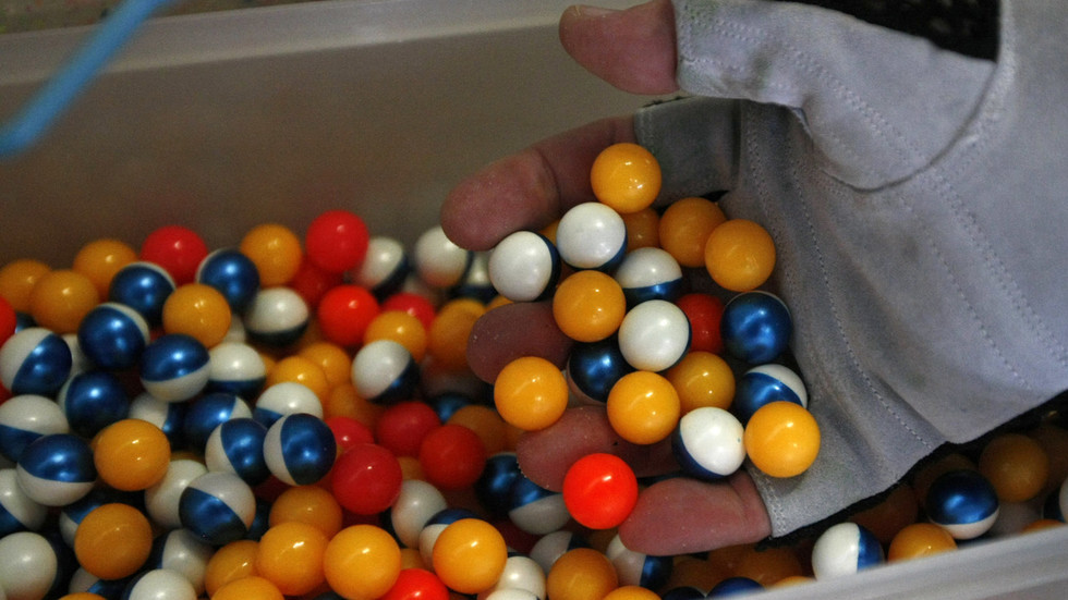 作死!美国男子带儿子用彩弹枪射人群,对面用真枪还击将孩子击倒