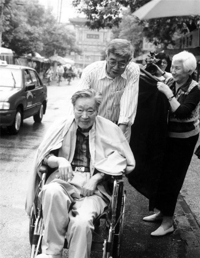 冯亦代80岁时迎娶黄宗英谱写绝美黄昏恋遗言与原配合葬