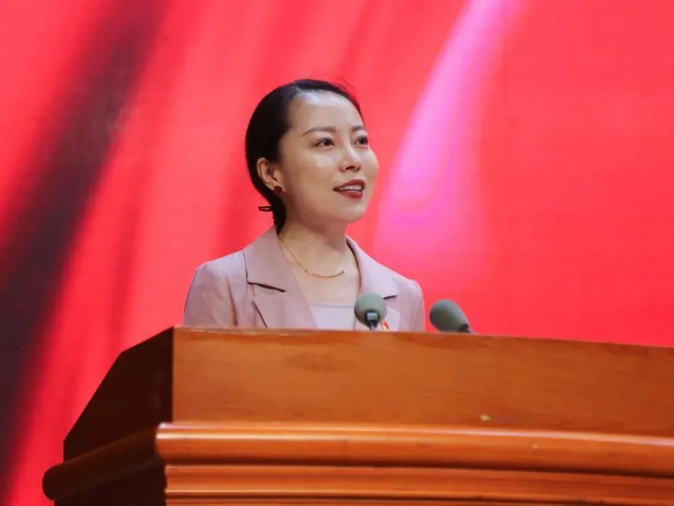 5月25日,"党史中的巾帼力量"大宣讲漯河报告会上,全国优秀导游员冯敏