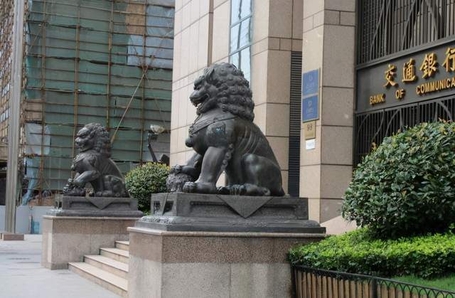 全国每家银行门口为什么都摆放着两只石狮子有什么寓意吗