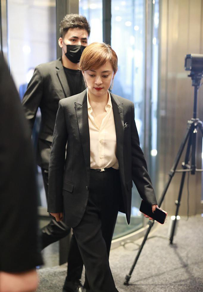 孙俪剪了齐耳短发身着黑色西装出席活动男相十足