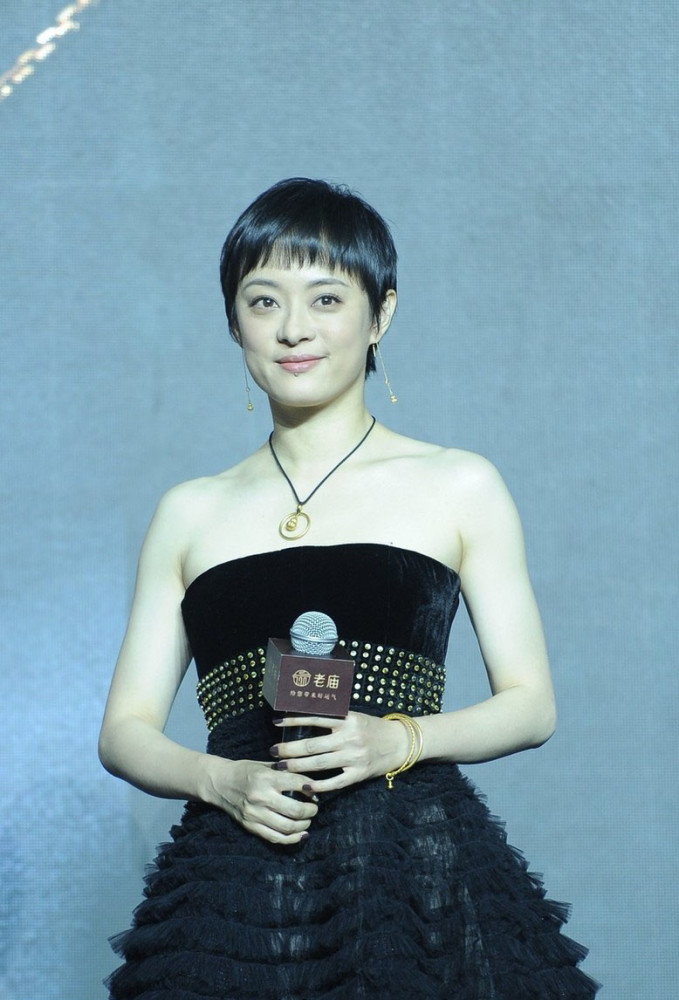 孙俪剪了齐耳短发身着黑色西装出席活动男相十足