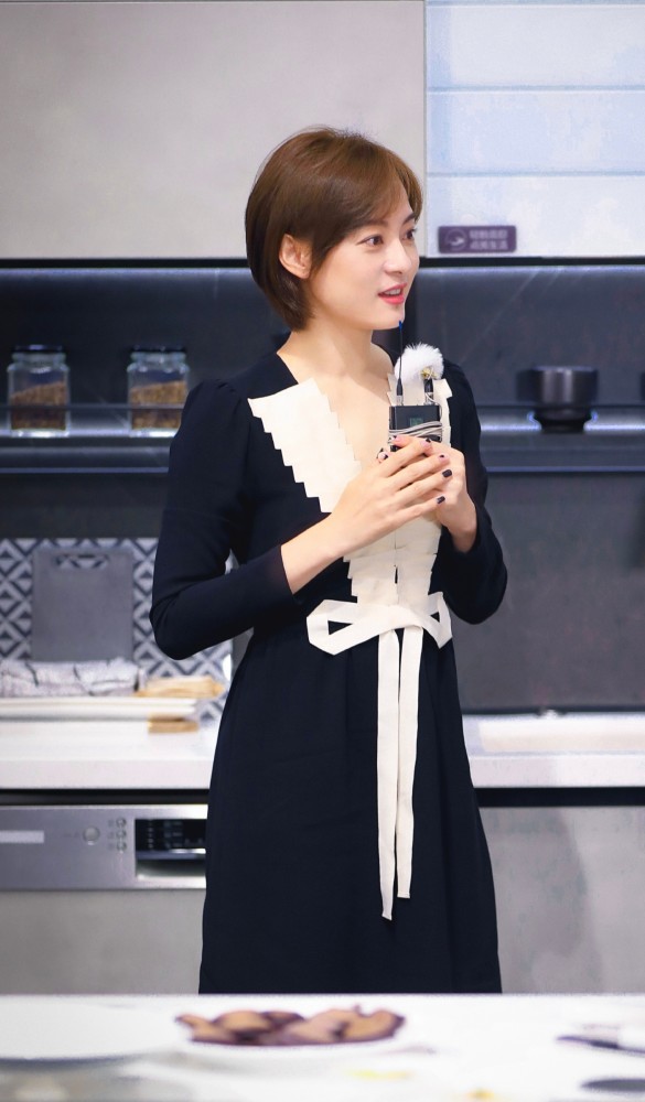 孙俪又剪耳上短发,配一身黑西装出席活动,男相十足脸好长