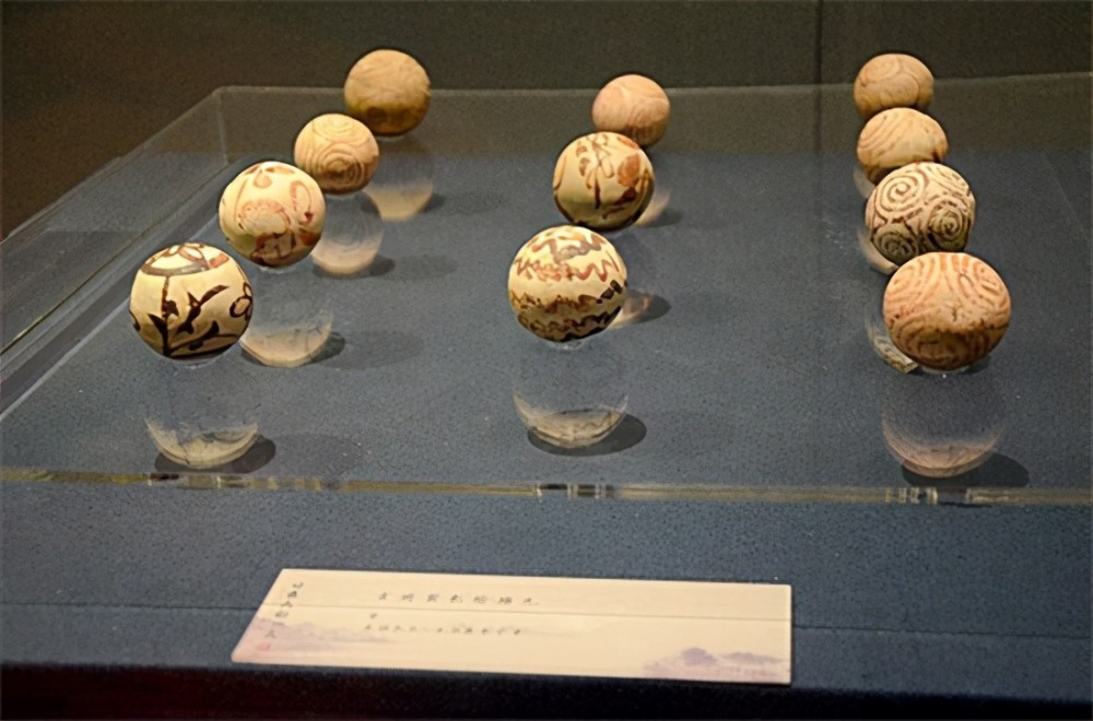 三,马球顾名思义,马球是一种在马上用球杆击球入洞的运动.