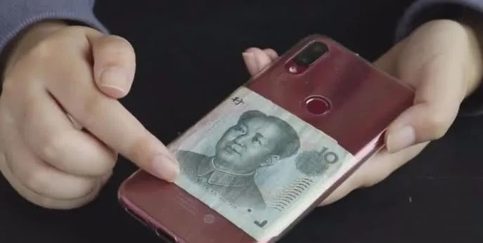 手机壳后面为什么要放钱好多人不懂怎么回事看完我也要放一张