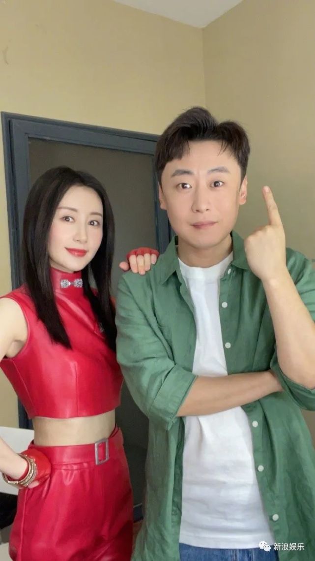 图中的,是舒畅和李滨.