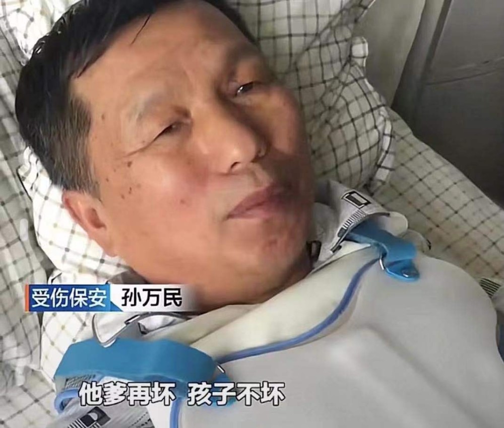 合肥奔馳男打傷65歲小區保安,左側5根肋骨骨折,網友:千萬別和解