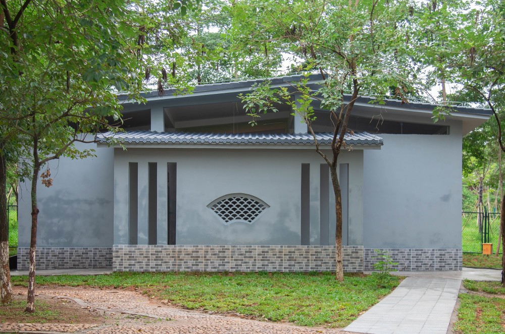 造型典雅的公厕让人眼前一亮复古的青灰瓦屋顶,简约的镂空花窗