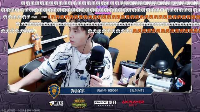 菠萝赛东直播秀身材后又参加魔兽怀旧服活动卡拉赞歌舞太牌面