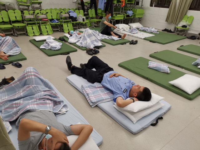 分队8名成员自己动手清理环境,整理住宿地铺,就着简单的床铺和衣而睡