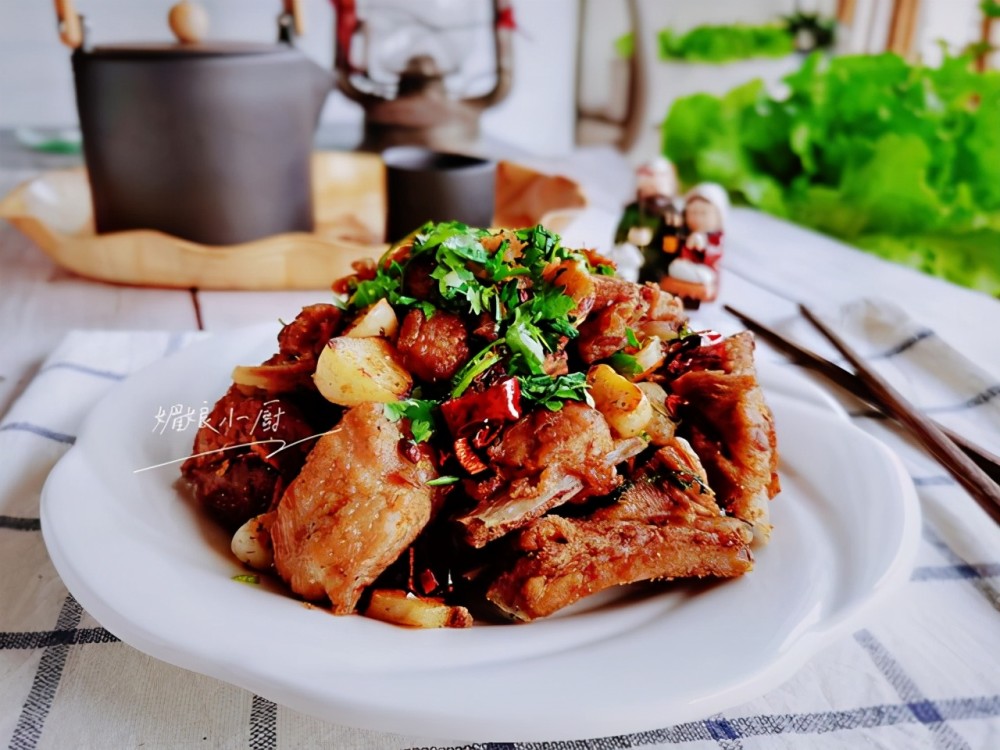 排骨经常煲汤和蒸着吃换下口味做个干煸排骨香辣有嚼头真香