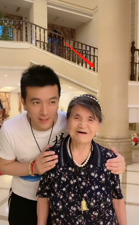 杨子豪宅内景奢华如宫殿,楼层高得看不到顶.