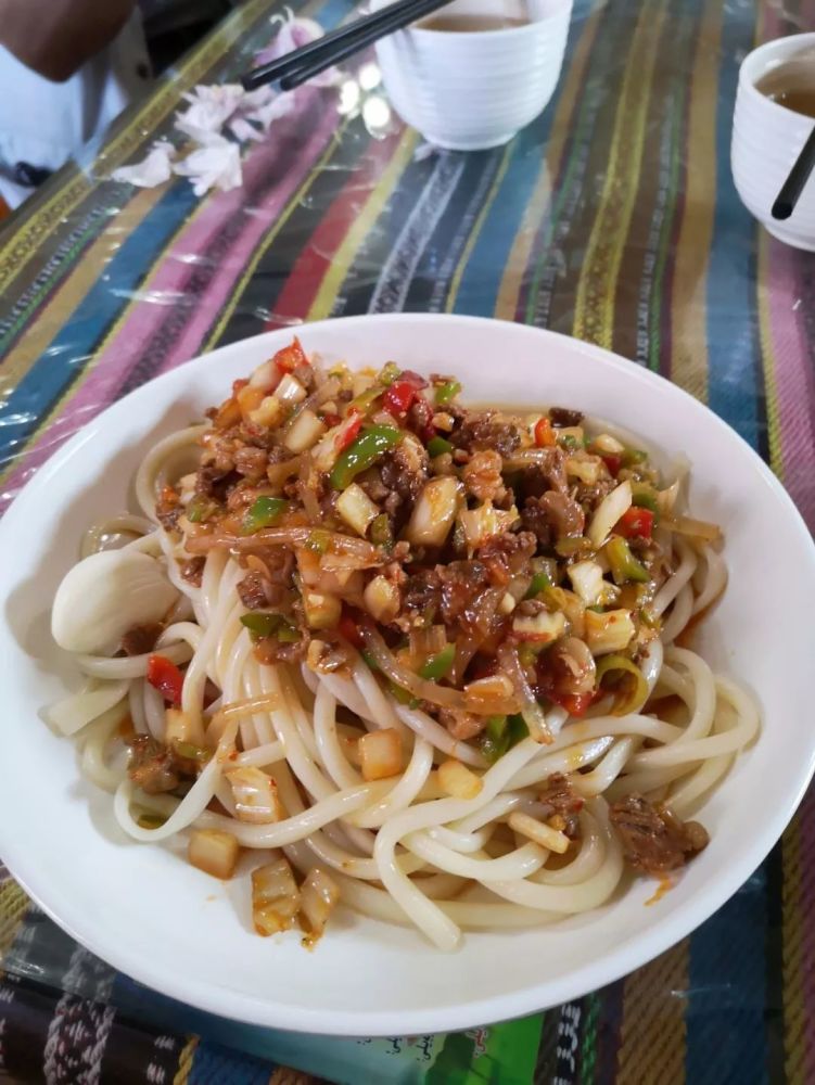 面過 油 肉 拌 面伊 犁 有 特 色 的 拌 面 餐 館加雞蛋的碎肉拌麵