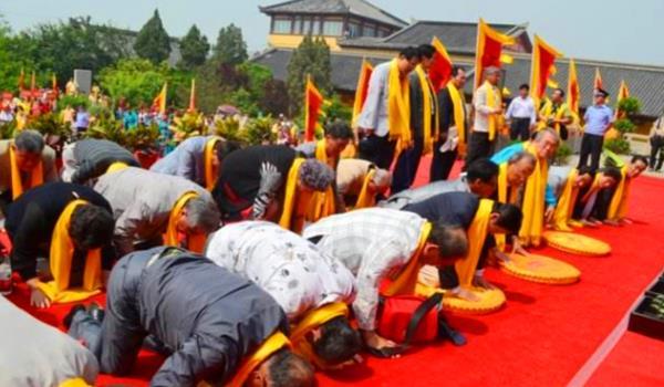 俗语:"拜三别拜四,拜四定坏事",给长辈磕头是有讲究的