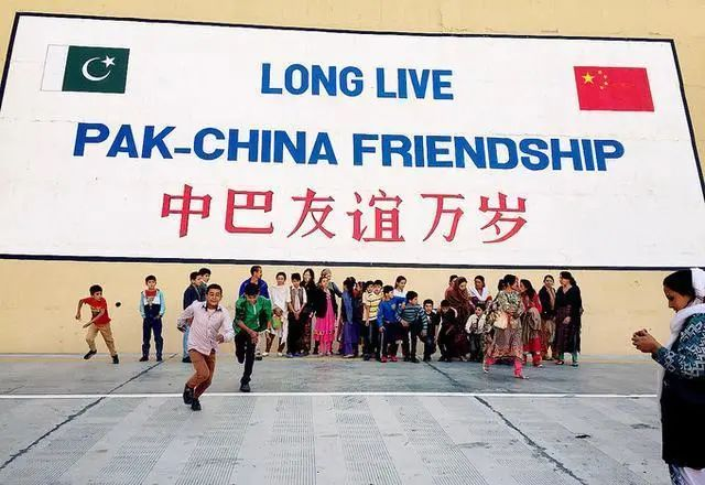 但是在巴基斯坦,他们施工的那个地方,一眼望去,平的不能再平了.