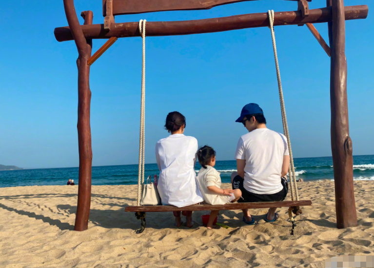 董子健凌晨卡点为老婆庆生,晒一家三口温馨合照,甜喊孙怡小女孩