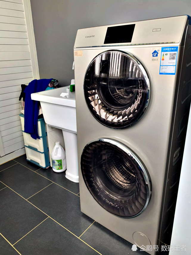 相信在座的各位看了华为p50真机后,再瞅一眼家里的滚筒洗衣机,肯定也