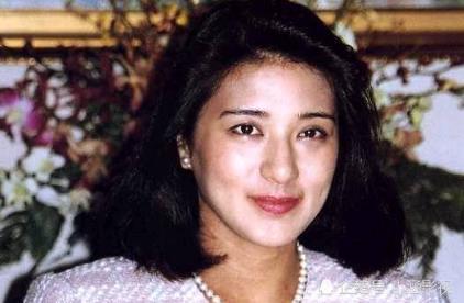 日本新皇刚上位首次现身雅子穿着高调纪子知趣穿浅色服