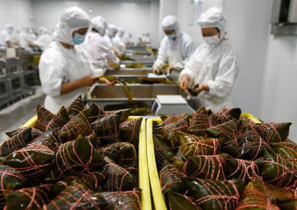 县的食品加工企业抓紧时间制作独具特色的柑橘粽,豆沙粽等各式粽子,并