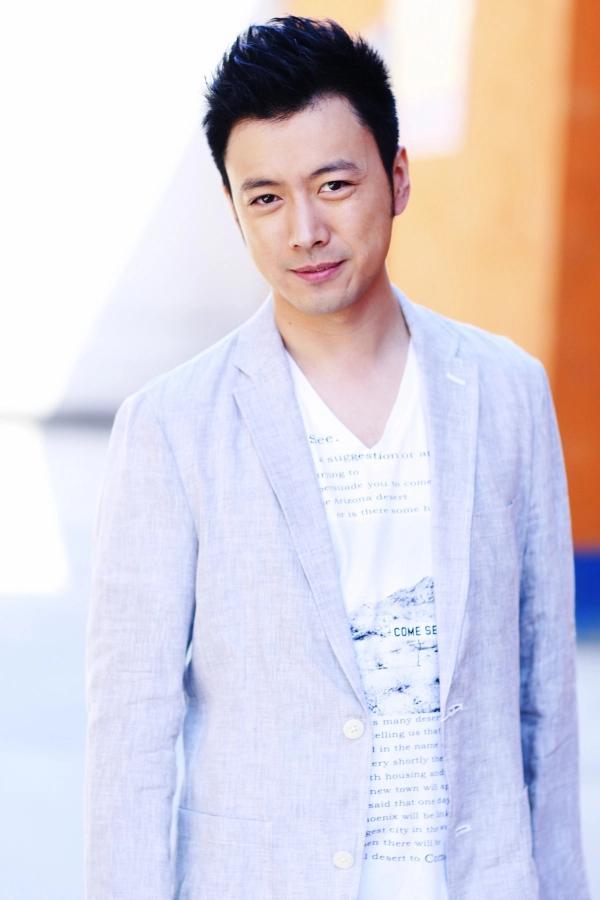 的演员彭冠英;拍摄过多部谍战剧凭借在电视剧《潜伏》中饰演的谢若林