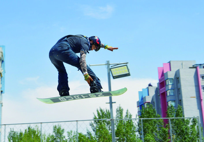 单板滑手飞翔在旱地雪场