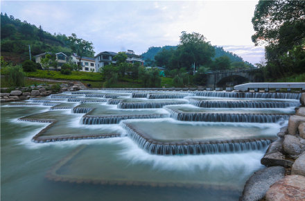 以水造景风光美,鱼鳞坝太美了