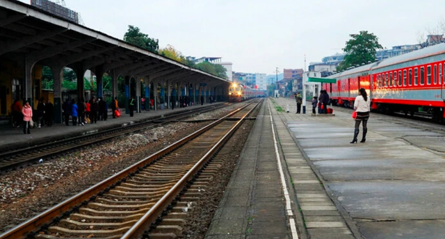 1938年9月,湘桂鐵路衡陽至桂林段建成,車站投入使用,時稱洪橋站.