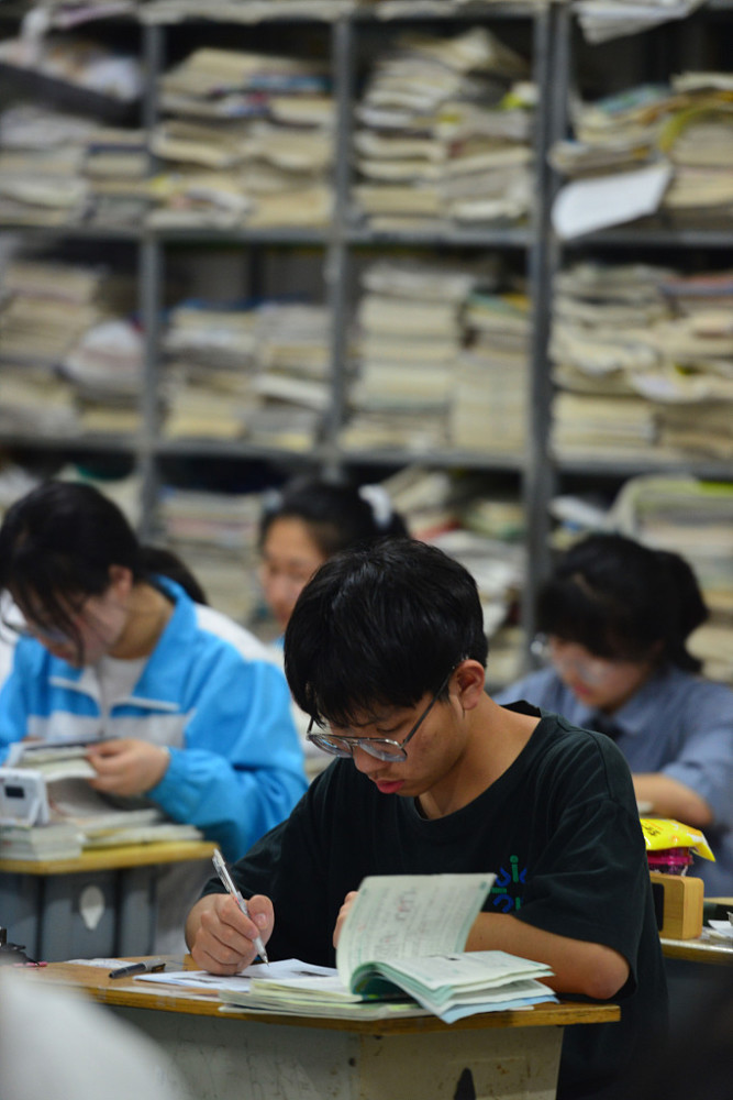 安徽阜阳高三学生挑灯夜读备战高考